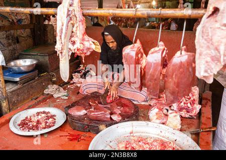 Dhaka, Dhaka, Bangladesch. 7. Februar 2023. Ein Metzger in einem Fleischladen in Dhaka, Bangladesch. Die Wachstumsrate des Bruttoinlandsprodukts (BIP) Bangladeschs sank von der vorläufigen Schätzung von 7,25 % auf 7,1 % im Geschäftsjahr 2021-22, wie dem Abschlussbericht des Statistischen Amtes für Bangladesch für das letzte Geschäftsjahr zu entnehmen ist. Das Pro-Kopf-Einkommen sank ebenfalls auf 2.793 Dollar, was einem Rückgang von 1,10% gegenüber dem vorläufigen Wert von 2.824 Dollar entspricht, was auf die Zunahme der Gesamtbevölkerung und die Abwertung der lokalen Währung gegenüber dem US-Dollar zurückzuführen ist. (Kreditbild: © Joy Saha/ZUMA Press Wire) NUR REDAKTIONELLE VERWENDUNG! Nicht für kommerzielle Zwecke Stockfoto