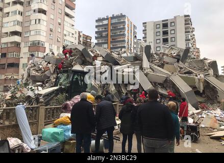 Kahramanmaras, Türkei. 07. Februar 2023. Am zweiten Tag nach einem Erdbeben suchen Rettungsteams in Kahramanmaras, Türkei, am 7. Februar 2023 nach Opfern in den Trümmern. Nach einem Erdbeben der Stärke 7,8, das die Türkei und Syrien am Montag heimsuchte, wurden mehr als 5.000 Menschen getötet und Zehntausende verletzt, wie Beamte aus beiden Ländern berichteten. Foto: AKUT Association/UPI Credit: UPI/Alamy Live News Stockfoto