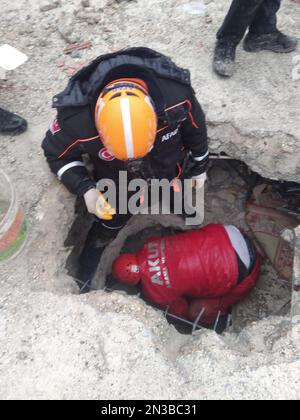 Kahramanmaras, Türkei. 07. Februar 2023. Am zweiten Tag nach einem Erdbeben suchen Rettungsteams in Kahramanmaras, Türkei, am 7. Februar 2023 nach Opfern in den Trümmern. Nach einem Erdbeben der Stärke 7,8, das die Türkei und Syrien am Montag heimsuchte, wurden mehr als 5.000 Menschen getötet und Zehntausende verletzt, wie Beamte aus beiden Ländern berichteten. Foto: AKUT Association/UPI Credit: UPI/Alamy Live News Stockfoto