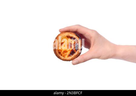 Mit portugiesischem Eistorte-Gebäck namens Pastel de Nata in der Hand isoliert auf weißem Hintergrund. Stockfoto