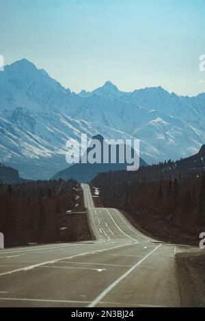 Lion Head Rock erhebt sich über dem Glenn Highway in der Nähe der Sheep Mountain Lodge und Eureka; Alaska, Vereinigte Staaten von Amerika Stockfoto