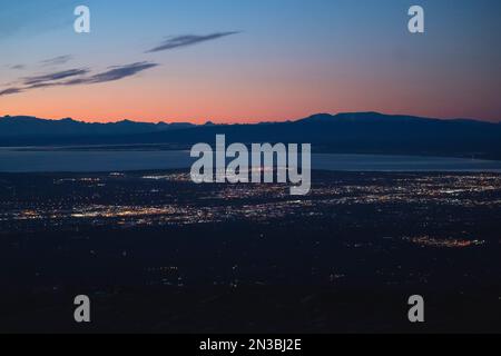 Die Sonne untergeht über dem Mt. Susitna oder Sleeping Lady, gegenüber Cook Inlet von Downtown Anchorage, Alaska auf Dena’ina Land, mit Blick auf Knik Arm Stockfoto