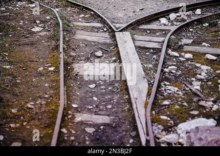 Nahaufnahme alter Eisenbahngleise, die in einen verlassenen Minentunnel in die Berge bei Nabesna, Alaska, USA, führen Stockfoto