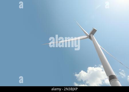 Moderne Windturbine vor blauem Himmel, niedriger Blickwinkel. Energieeffizienz Stockfoto