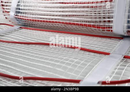 Installation eines modernen Fußbodenheizsystems in Innenräumen, Nahaufnahme Stockfoto