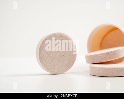 Brausetabletten mit Multivitamin auf weißem Hintergrund. Nahaufnahme. Stockfoto