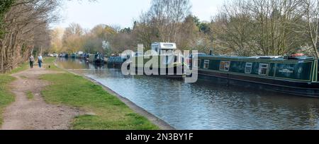 Schmalboote auf dem Trent- und Mersey-Kanal in der Nähe von Armitage, Staffordshire, England, Großbritannien Stockfoto