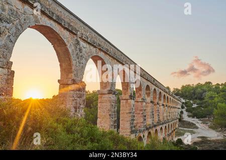 Altes römisches Aquädukt, das Ferreres Aquädukt (Aqüeducte de les Ferreres), auch bekannt als Pont del Diable (Teufelsbrücke) in der Nähe von Tarragona Stockfoto