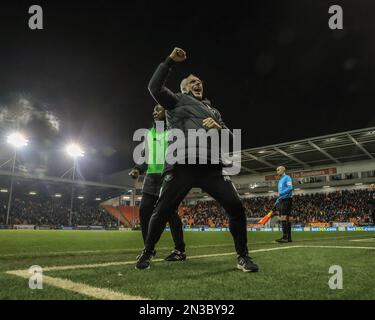 Mick McCarthy, Manager von Blackpool, feiert Josh Bowler #11 von Blackpools Ziel, es 2-2 zu schaffen, während des Sky Bet Championship-Spiels Blackpool vs Huddersfield Town in Bloomfield Road, Blackpool, Großbritannien, 7. Februar 2023 (Foto von Mark Cosgrove/News Images) Stockfoto