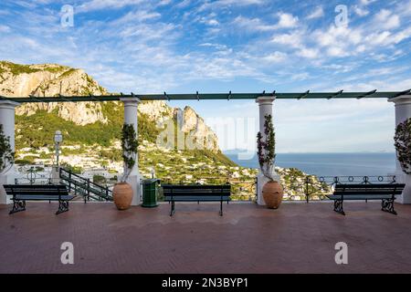 Aussichtspunkt auf der Terrasse mit einem Überblick über die Stadt Capri, auf einem Plateau wie ein Sattel hoch über dem Meer mit dem Hafen der Insel, Marina Grande darunter Stockfoto