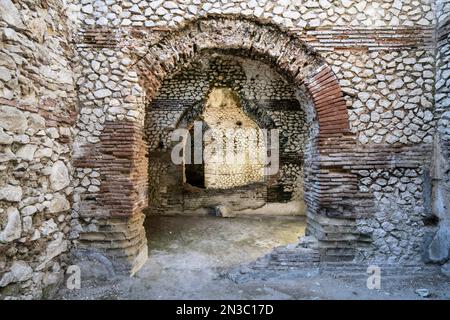 Steinmauern und bogenförmiger Eingang an der archäologischen Stätte der Villa Jovis und der Grotta di Tiberio auf der Insel Capri; Neapel, Capri, Italien Stockfoto