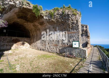 Fußweg und die Grotta di Tiberio in der Villa Jovis auf der Insel Capri; Neapel, Capri, Italien Stockfoto