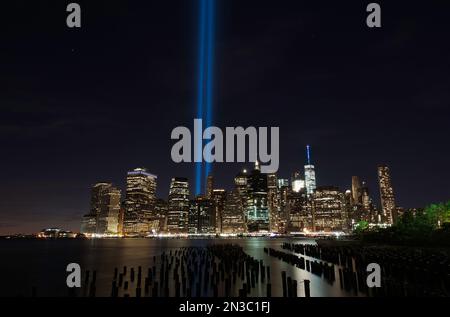 Jedes Jahr feiert New York City 9/11 seine Opfer der Twin Towers, die zwei blaue Lichtströme einschalten. Der Tribut im Licht. Stockfoto