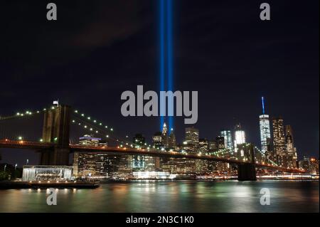 Jedes Jahr feiert New York City 9/11 seine Opfer der Twin Towers, die zwei blaue Lichtströme einschalten. Der Tribut im Licht. Stockfoto