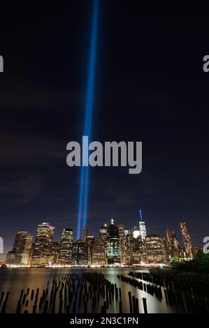 Jedes Jahr feiert New York City 9/11 seine Opfer der Twin Towers, die zwei blaue Lichtströme einschalten. Der Tribut im Licht. Stockfoto