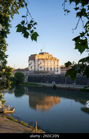 Blick auf das Castel Sant'Angelo (Mausoleum von Hadrian) und die Ponte Sant'Angelo von der anderen Seite des Tibers; Rom, Latium, Italien Stockfoto