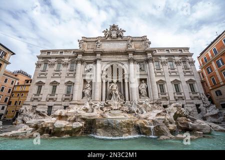 Der berühmte Trevi-Brunnen (Fontana di Trevi) und der Palazzo Poli; Rom, Latium, Italien Stockfoto