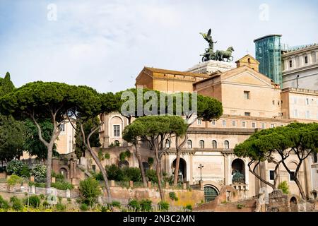 Vittoriano, Altar des Vaterlandes, Victor-Emmanuel-Denkmal, Altare della Patria Piazza Venezia mit der Statue der Göttin Victoria auf dem Dach Stockfoto