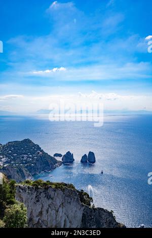 Blick auf die Bucht von Faraglioni und Felsformationen vom Monte Solaro auf der Insel Capri; Neapel, Capri, Italien Stockfoto