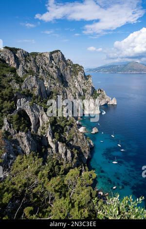 Blick von den felsigen Klippen auf der Insel Capri über die Amalfiküste und die Bucht von Neapel mit Booten vor der Küste Stockfoto