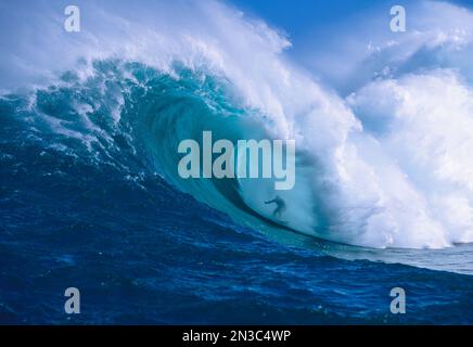 Professioneller Surfer, Garrett McNamara, surft im Barrel bei Jaws (auch bekannt als Peahi) an der Nordküste von Maui Stockfoto