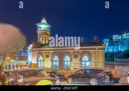 Tiflis Central Moschee bei Nacht im Stadtzentrum neben den Schwefelbädern und neben der Altstadt Stockfoto