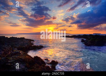 Wunderschöner Sonnenuntergang am Maui Wai oder Secret Beach; Makena, Maui, Hawaii, Vereinigte Staaten von Amerika Stockfoto