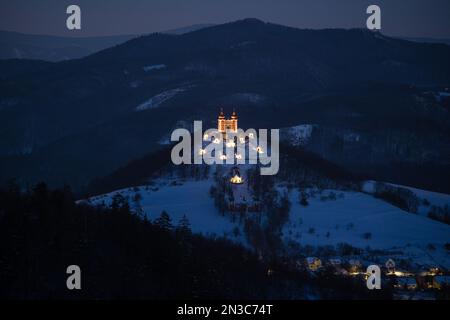 Calvary in der historischen Bergbaustadt Banska Stiavnica bei Nacht, UNESCO-Weltkulturerbe, Slowakei Stockfoto