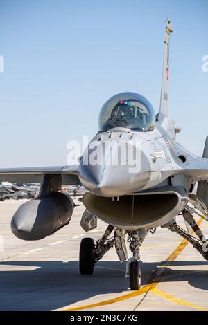 Konya, Türkei - 07 01 2021: Anatolian Eagle Air Force übt 2021 F16 Kampfjet in Rollposition in der Türkei aus Stockfoto