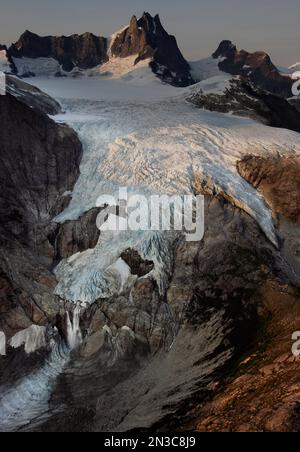 Ein Wasserfall fließt von einem schmelzenden Gletscher im Stikine Icefield bei Devils Thumb. Die Stikine-Eiskappe, die Alaska und British Columbia ... überspannt Stockfoto