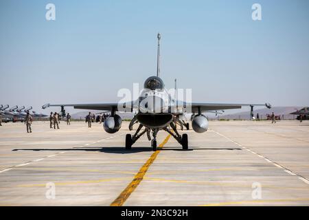 Konya, Türkei - 07 01 2021: Anatolian Eagle Air Force übt 2021 F16 Kampfjet in Rollposition in der Türkei aus Stockfoto