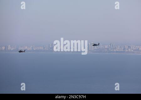 (Von links nach rechts) ein Flugzeug der israelischen Streitkräfte und der 36.-Kampfluftfahrtbrigade beginnt ihr Training während der Übung Juniper Oak 23. Die Hubschrauber flogen im Mittelmeer in Abstimmung mit der US-amerikanischen und der israelischen Marine, um das Engagement der USA für die Sicherheit Israels zu demonstrieren und die Interoperabilität der US-amerikanischen und israelischen Streitkräfte (U.S. Armeefoto von Staff Sgt. Sam De Leon). Stockfoto