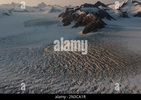 Der LeConte-Gletscher im Stikine-Eisfeld ist von Granit-Gipfelformationen wie Devis-Daumen im Hintergrund markiert und ist einer der wenigen Überreste... Stockfoto