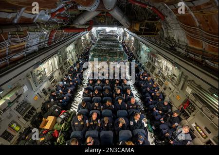 Mitglieder von Urban Search and Rescue aus Fairfax County, Virginia, gehen an Bord eines C-17 Globemaster III auf dem Luftwaffenstützpunkt Dover, Delaware, 7. Februar 2023. Die USA Die Agentur für internationale Entwicklung (USAID) mobilisiert humanitäre Nothilfe, um auf die verheerenden Auswirkungen in der Türkei nach dem schlimmsten Erdbeben in der Region seit fast einem Jahrhundert zu reagieren. (USA Air Force Foto von Senior Airman Faith Barron) Stockfoto