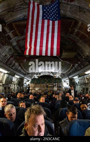 Mitglieder der Urban Search and Rescue Virginia Task Force 1, Fairfax County, Virginia, sitzen an Bord eines C-17 Globemaster III, bevor sie den Luftwaffenstützpunkt Dover, Delaware, am 7. Februar 2023 verlassen. Die USA Die Agentur für internationale Entwicklung (USAID) mobilisiert humanitäre Nothilfe, um auf die verheerenden Auswirkungen in der Türkei nach dem schlimmsten Erdbeben in der Region seit fast einem Jahrhundert zu reagieren. (USA Air Force Foto von Roland Balik) Stockfoto