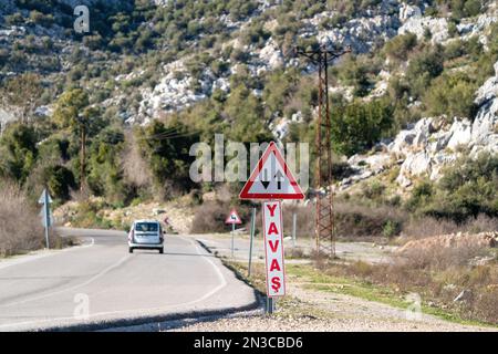 Warnung bei langsamer Kurvenfahrt und Hinweisschild für Gegenverkehr Stockfoto