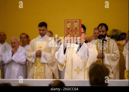 Der Moment, in dem das Buch der Evangelien feierlich zur Verehrung während der Heiligen Messe am Ostergottvigil in der St.-Jakobskirche in Medjugorje gehalten wird. Stockfoto