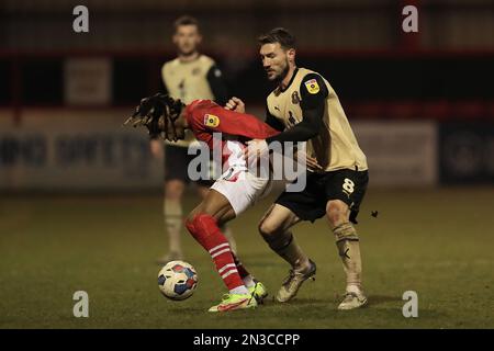 Crewes Tariq Uwakwe hält die Orients Craig Clay während des Spiels der Sky Bet League 2 zwischen Crewe Alexandra und Leyton Orient am Dienstag, den 7. Februar 2023 im Alexandra Stadium in Crewe zurück. (Foto: Chris Donnelly | MI News) Guthaben: MI News & Sport /Alamy Live News Stockfoto