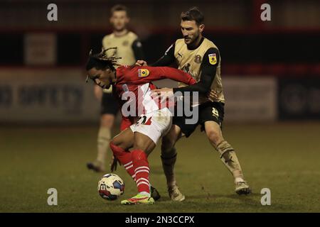 Crewes Tariq Uwakwe hält die Orients Craig Clay während des Spiels der Sky Bet League 2 zwischen Crewe Alexandra und Leyton Orient am Dienstag, den 7. Februar 2023 im Alexandra Stadium in Crewe zurück. (Foto: Chris Donnelly | MI News) Guthaben: MI News & Sport /Alamy Live News Stockfoto