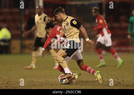 Orients Charlie Kelman kämpft mit Crewes Tariq Uwakwe während des Spiels Sky Bet League 2 zwischen Crewe Alexandra und Leyton Orient am Dienstag, den 7. Februar 2023 im Alexandra Stadium in Crewe. (Foto: Chris Donnelly | MI News) Guthaben: MI News & Sport /Alamy Live News Stockfoto