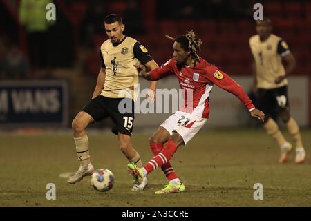 Crewes Tariq Uwakwe spielt am Dienstag, den 7. Februar 2023, im Alexandra Stadium in Crewe den Ball Forward während des Spiels der Sky Bet League 2 zwischen Crewe Alexandra und Leyton Orient. (Foto: Chris Donnelly | MI News) Guthaben: MI News & Sport /Alamy Live News Stockfoto