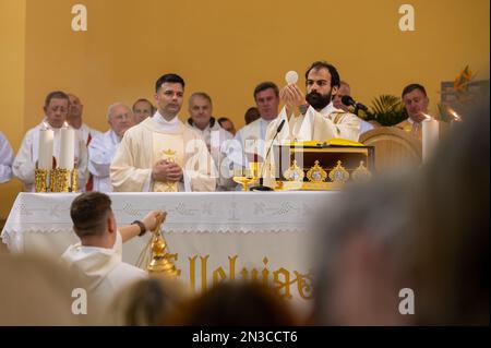 Der Moment der Konsecation der Heiligen Messe am Osterwesil in der St.-Jakobskirche in Medjugorje. Stockfoto