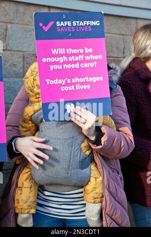 Krankenschwestern am Streikposten vor dem Sheffield Children's Hospital, 6. Februar 2023 Stockfoto