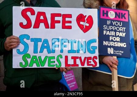 Krankenschwestern am Streikposten vor dem Sheffield Children's Hospital, 6. Februar 2023 Stockfoto