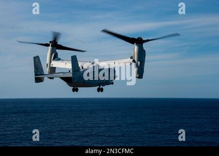 230118-N-MD461-1281 PAZIFIK (18. Januar 2022) Ein CMV-22B Osprey, der den ‚Titans‘ der Flottenlogistik Multi-Mission Squadron (VRM) 30 zugeteilt wurde, startet vom Cockpit des Flugzeugträgers USS Carl Vinson der Nimitz-Klasse (CVN 70). Vinson führt derzeit routinemäßige Seeeinsätze durch. (USA Marinefoto von Mass Communication Specialist 2. Class Jeff D. Kempton) Stockfoto