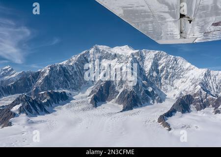 Aus der Vogelperspektive auf den berühmten Mount Logan aus einem Flugzeug in der atemberaubenden Landschaft des Kluane National Park. Berge und Gletscher bilden das Nein... Stockfoto