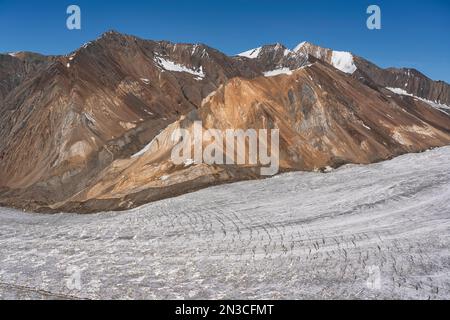 Aus der Vogelperspektive auf die schlammigen Berggipfel und das graue Eis eines Gletschers im Kluane-Nationalpark im Yukon-Territorium. Berge und Gletscher... Stockfoto