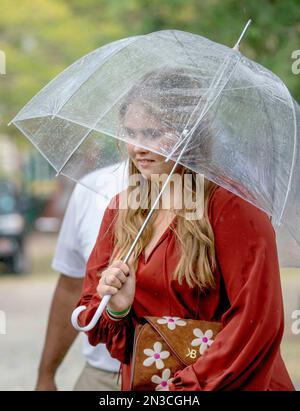 Prinzessin Amalia aus den Niederlanden im Emilio Wilson Park in Philipsburg, am 07. Februar 2023, um die ehemalige Wächterplantage zu besuchen, wo viele versklavte Menschen leben und arbeiten mussten. Es hat einen wichtigen kulturhistorischen Wert für St. Maarten. Yellow Sage ist die Nationalblume von Sint Maarten am 8. Tag des Besuchs der Karibik Foto: Albert Nieboer/Netherlands OUT/Point de Vue OUT Stockfoto