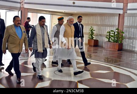 Neu-Delhi, Indien. 07. Februar 2023. NEU-DELHI, INDIEN - FEBRUAR 7: Premierminister Narendra Modi trifft am 7. Februar 2023 in Neu-Delhi ein, um an der Sitzung der Parlamentarischen Partei der BJP für die Union Budget2023 teilzunehmen. (Foto: Sanjeev Verma/Hindustan Times/Sipa USA) Guthaben: SIPA USA/Alamy Live News Stockfoto