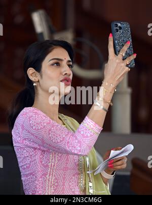 Neu-Delhi, Indien. 07. Februar 2023. NEU-DELHI, INDIEN - FEBRUAR 7: TMC MP Nusrat Jahan im Parlamentsgebäude während der laufenden Haushaltssitzung am 7. Februar 2023 in Neu-Delhi, Indien. (Foto: Sanjeev Verma/Hindustan Times/Sipa USA) Guthaben: SIPA USA/Alamy Live News Stockfoto